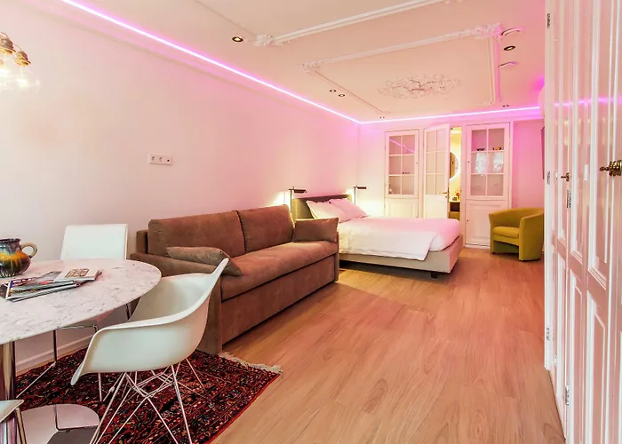 Amstel Corner Hotel 3*